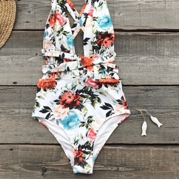 Cupshe Swimsuit - Picture 3 of 6